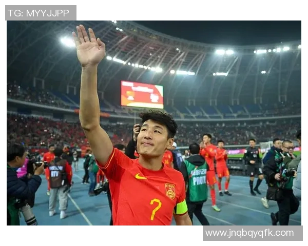 足球明星亲自示范教训儿子踢球技巧视频引发网友热议与感动 足球明星亲自示范教训儿子踢球技巧视频引发网友热议与感动